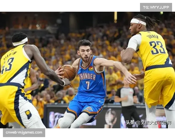 镜头捕捉：霍姆格伦关键补篮后，与场边切特·霍尔格伦（其父）的击掌瞬间