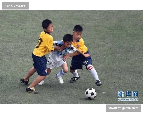 特写：在战火暂歇的加沙，一场临时组织的足球赛带给孩子们的快乐